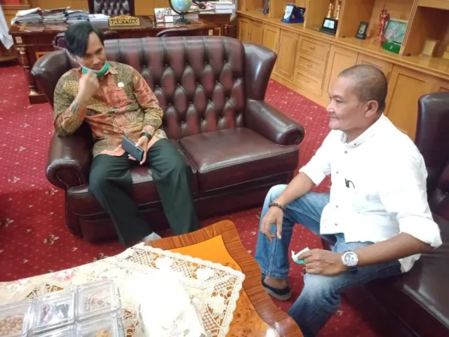 Ketua DPD PDI-P Jambi yang juga Ketua DPRD Jambi Edi Purwanto (Kiri-red).