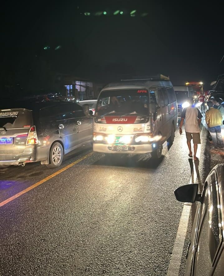 Pengendara roda empat dan yang lainnya minta truk batubara yang melintas di ruas Jalan Nasional ditindak tegas. 