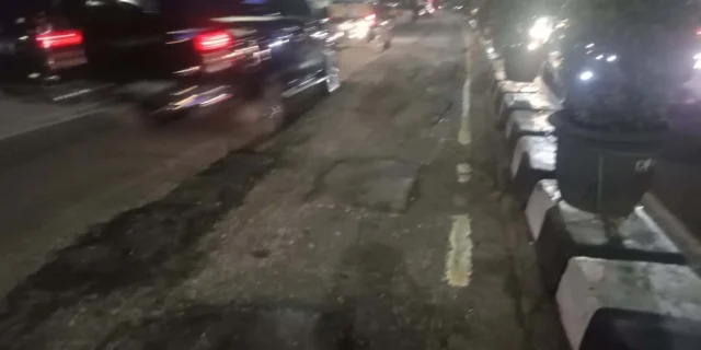 Tampak kondisi Jalan Gatot Subroto, Kota Jambi yang dilakukan perbaikan sehari sebelum Presiden Jokowi tiba di Jambi.