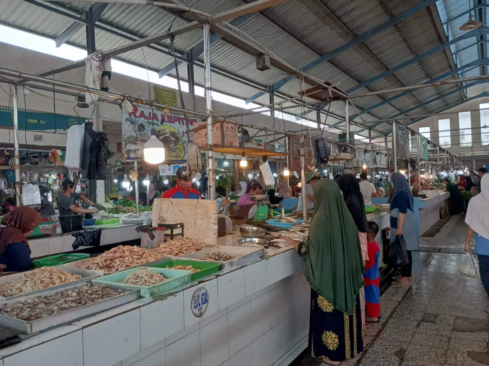 Beginilah kegiatan perdagangan di Pasar Moderen Kebon Handil, dan poto ini diambil saat gagalnya kunjungan Presiden ke pasar ini. 