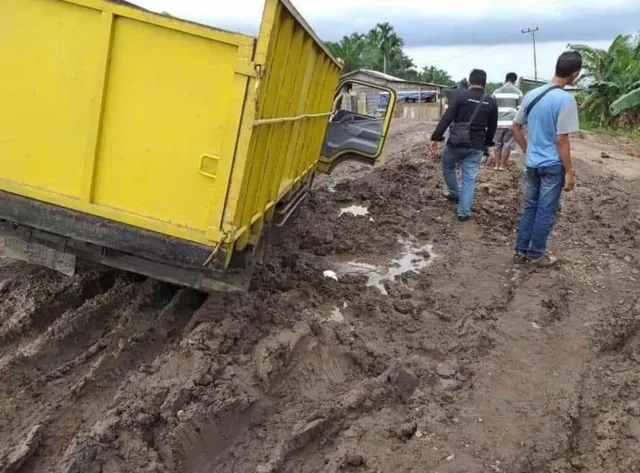 Beginilah salah satu titik parahnya kerusakan jalan di Kabupaten Tanjung Jabung Timur.