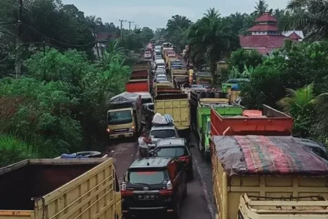 Beginilah kondisi kemacetan sering terjadi di Ruas Jalan Nasional Jambi yang diangkitkan truk bermuatan batubara.