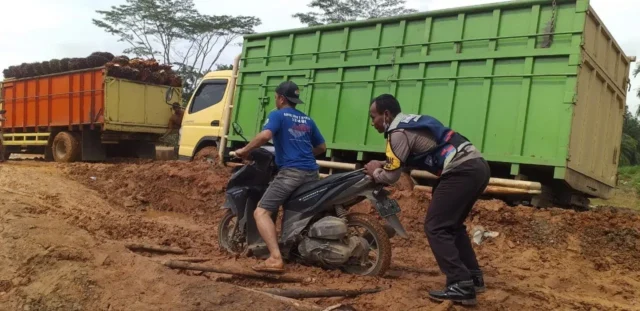 Salah satu titik kerusakan jalan di Kabupaten Tanjung Jabung Timur, Ingat, sebelum berkomentar ketahui dulu ini ruas Jalan Nasional, atau Jalan Provinsi.