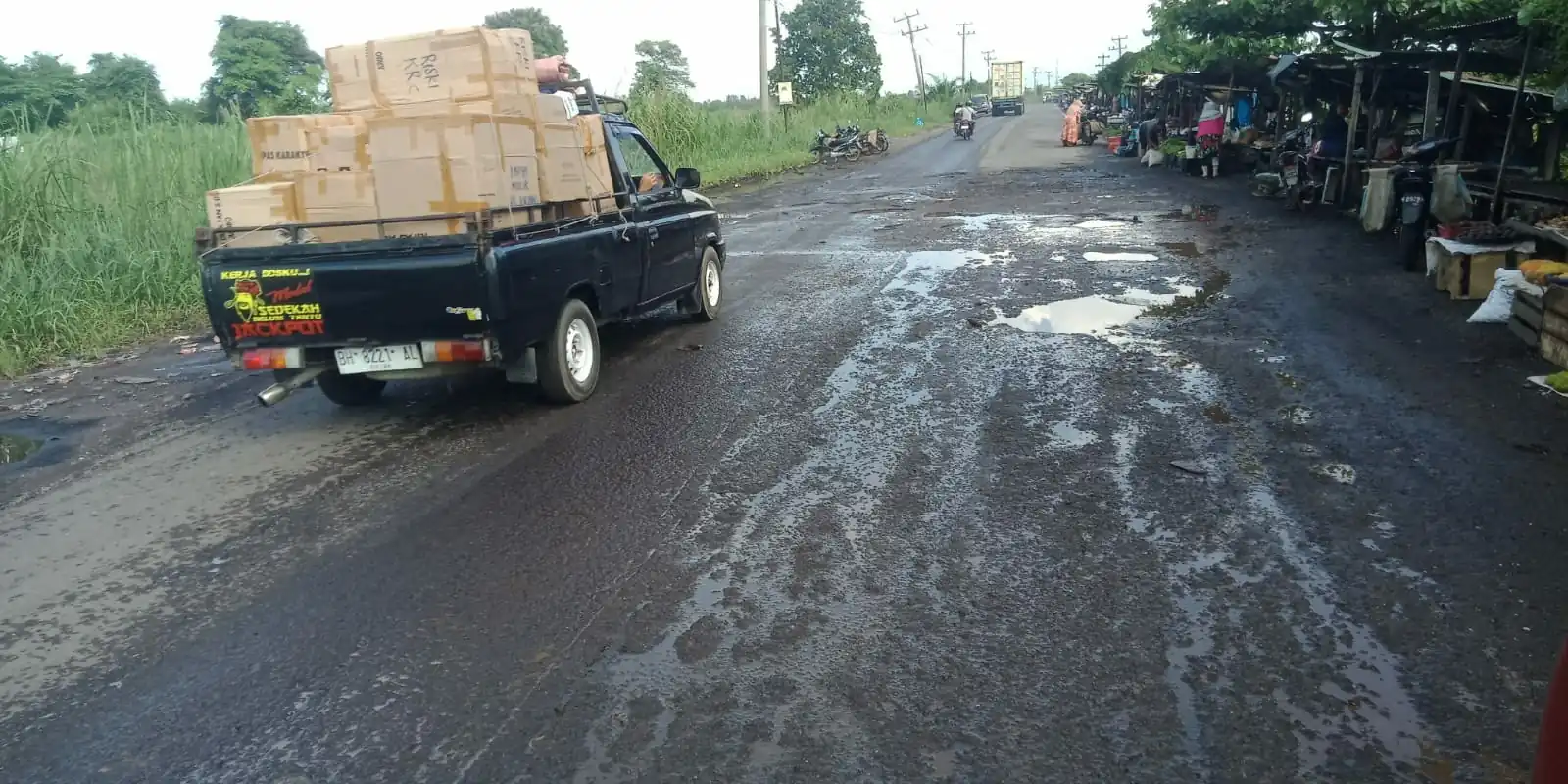 Tambang di badan jalan lubang menganga. 