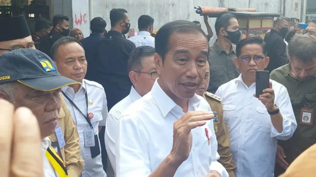 Presiden Jokowi tiba di Jambi, dan batal tinjau jalan rusak di Kabupaten Tanjung Jabung Timur.