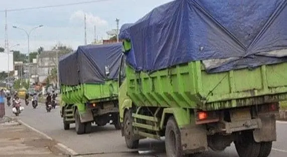 Truk Batubara terus timbulkan masalah kepada pengguna jalan di Jalan Nasional Jambi, salah satunya kemacetan parah yang sering terjadi. 