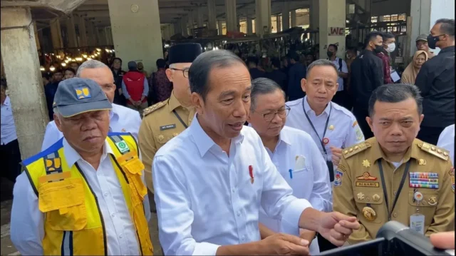 Gubernur Jambi Al - Haris (kanan-red) saat mendampingi Presiden Joko Widodo.