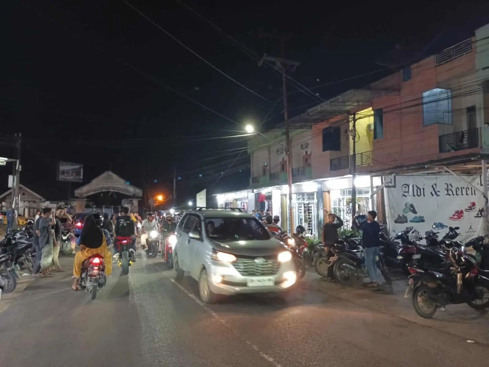 Selalu ramai tempat penjualan pakaian bekas di Kawasan Arozona, Kota Jambi. 