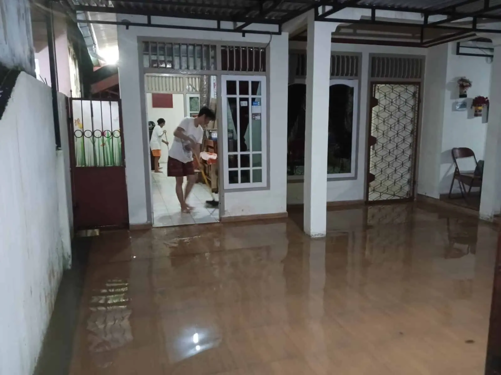 Tampak salah satu rumah penduduk tergenang banjir. Poto/Pelita.co/can