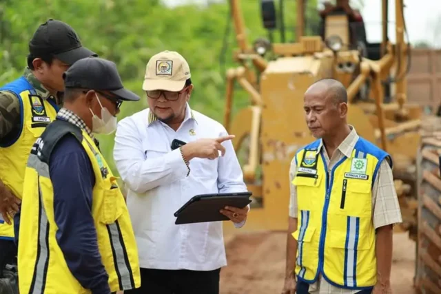 Tampak, Ivan Wirata yang punya ilmu ke PU-An, sedang mengawasi pembangunan Infrastruktur di Kabupaten Muaro Jambi,