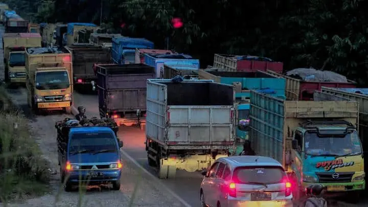 Beginilah kondisi ruas Jalan Nasional akibat tingginya mobilisasi truk bermuatan batubara. poto/pelita.co/ist