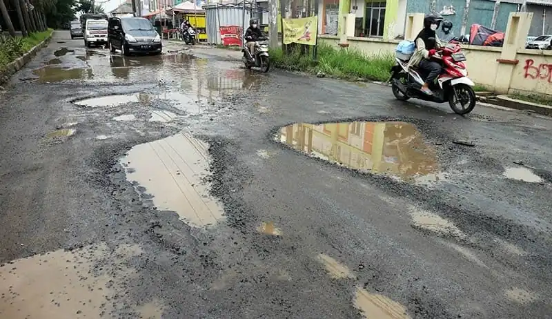 Beginilah kondisi jalan nasional yang rusak di Sumatera Utara segera ditangani. poto/pelita.co/ist