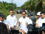 Presiden Jokowi saat tinjau sejumlah ruas jalan kondisi rusak di Sumatera Utara. poto/pelita.co/ist