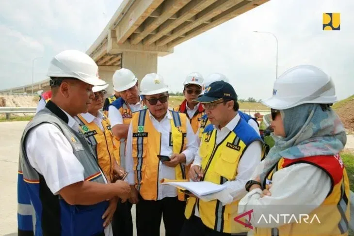 BBPJN Sumut Ir Junaidi MT (Tengah-red) saat meninjau pembangunan Tol Trans Sumatera. Poto/Pelita.co/ist