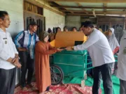 Ivan Wirata saat memberikan alat pertanian kepada Petani Kelompok Mekar Saro, Kabupaten Muaro Jambi. poto/pelita.co/ist