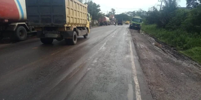 Jalan Nasional Lingkar Jambi tampak terlihat mulai mengalami kerusak. Poto/Pelita.co/sal