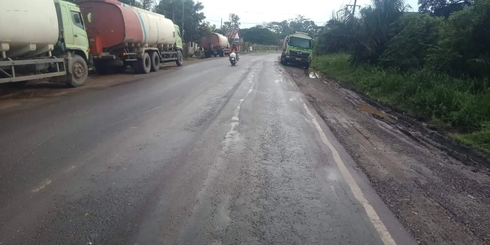 Akibat Overload Sekarang Kondisi Ruas Jalan Nasional Jambi mulai rusak. Poto/Pelita.co/sal.