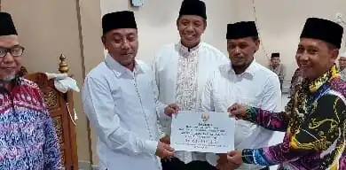 Sapril cukup dekat dengan masyarakat di Mendahara, tampak di poto. Poto/Pelita.Co/ist.