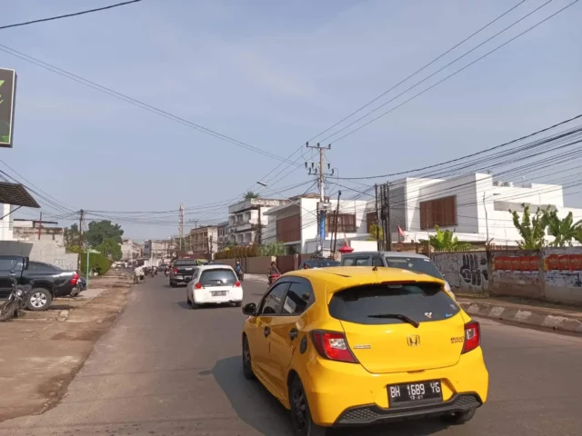 Aneh, Kota Jambi terus peroleh Adipura, sementara Tempat Pembuangan Sampah saja tidak tersedia, seperti di Jalan H Adam Malik, Kota Jambi. Poto/Pelita.co/fay