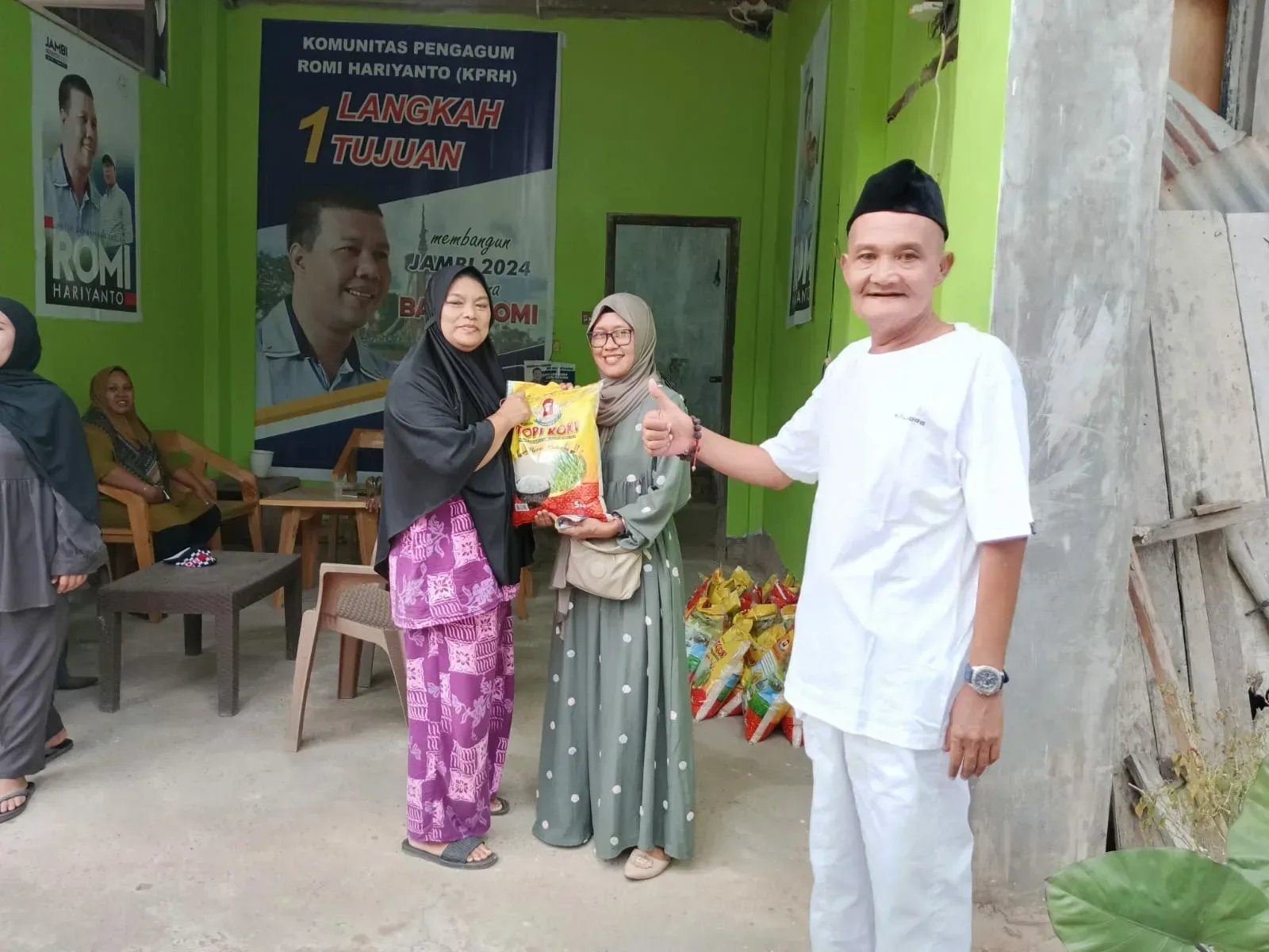 Warga Ucapkan terima kasih kepada Bapak Romi Hariyanto. Poto/Pelita.co/fay