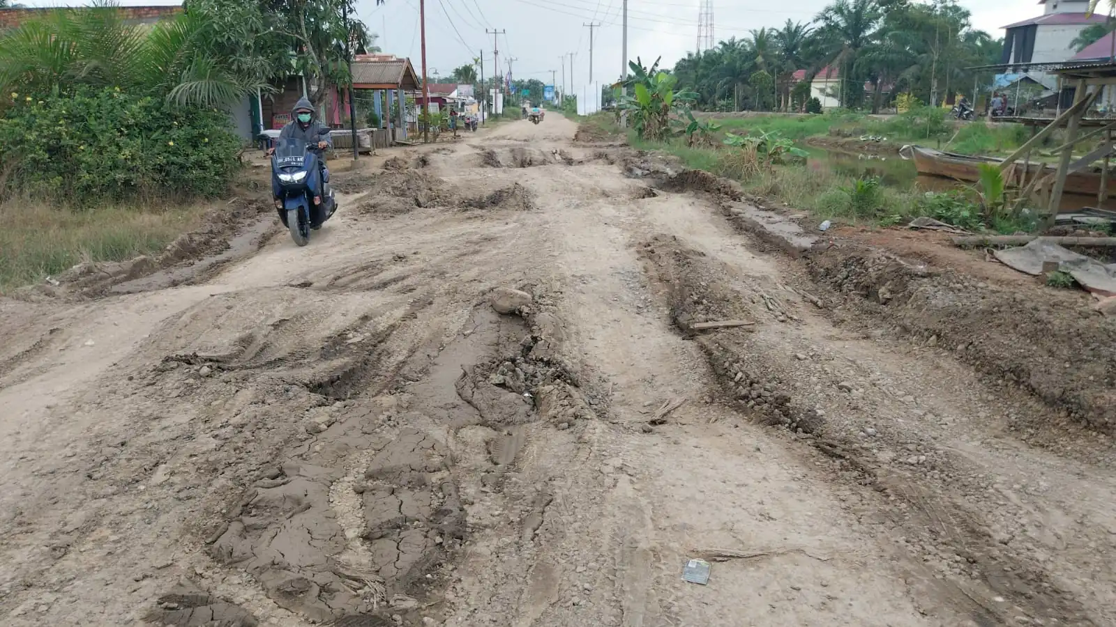 kerusakan Jalan Provinsi Jambi di Tanjung Jabung Timur menjadi penyebab naiknya harga ongkos angkot komoditi pertanian, perkebunan dan perikanan. Poto/Pelita.Co/ist