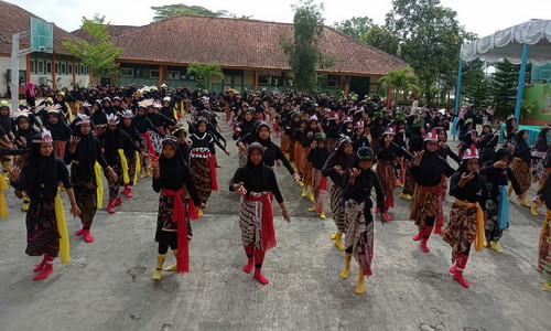 Gelar Karya P5, Ratusan Pelajar SMPN 14 Purworejo Tampilkan Tari Dolalak Secara Massal