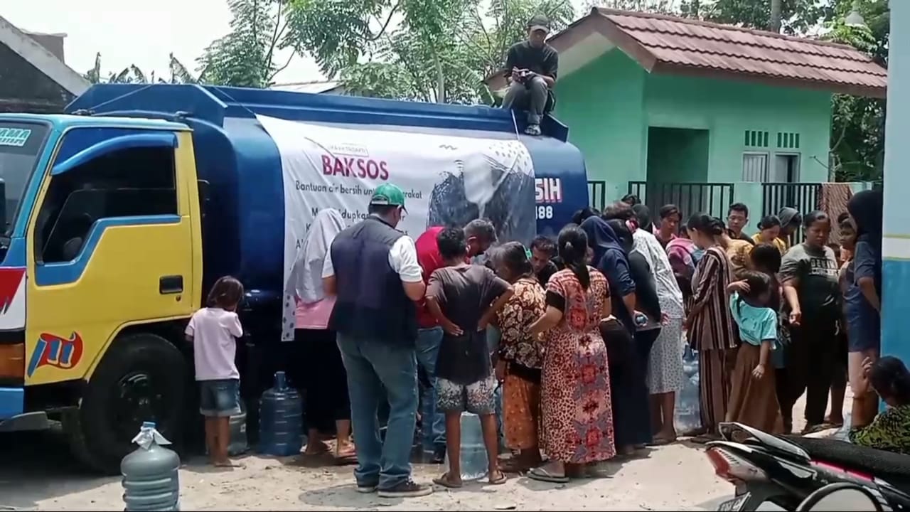 Baksos IKA FH Trisakti Distribusikan Bantuan Air Bersih di Desa Pondok Kelor