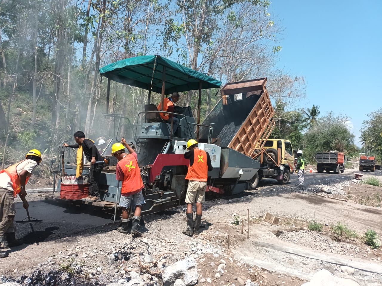 Pekerjaan Paket Proyek Jalan Iteng - Nanga Woja Sedang Dalam Tahap Pengaspalan