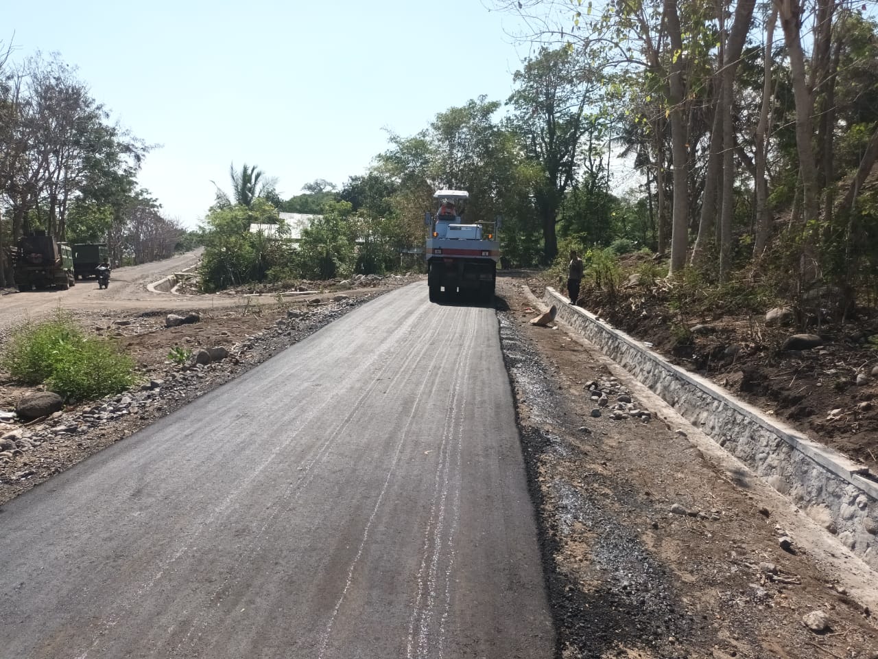 Pekerjaan Paket Proyek Jalan Iteng - Nanga Woja Sedang Dalam Tahap Pengaspalan