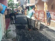 Disorot LSM LipanHam, Kegiatan Pengejaran Hotmix di Jalan Sampan RW 06 Kelapa Dua Diduga Tak Sesuai Spesifikasi