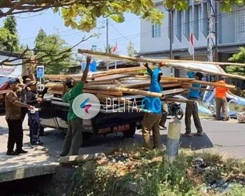 Satpol PP saat melakukan penertiban APS. foto:  Pelita.co