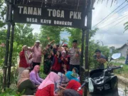 KKN Mahasiswa IQADU Dampingi Kades dan PKK Desa Kayu Bongkok Panen Lengkuas di Kebun Toga