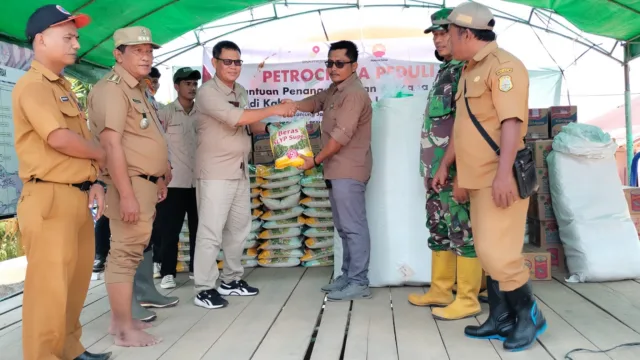 SKK Migas–PetroChina Jabung Serahkan Bantuan Penanganan Banjir di Kabupaten Tanjab Timur