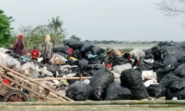 Tak Kenal Kompromi, Pemilik Penampungan Sampah di Desa Kramat Abaikan Protes Warga