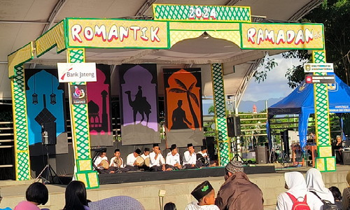 Siswa SMP N 4 Purworejo Bagi 350 Paket takjil dan Pentas Musik Hadrah di Panggung Amphitheater Alun-alun Purworejo.