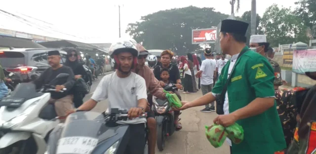 Ramadhan-1445, Hijrah , PAC-GP Anshor Kecamatan Rajeg Bagikan 500 Takjil dan Buka Puasa Bersama