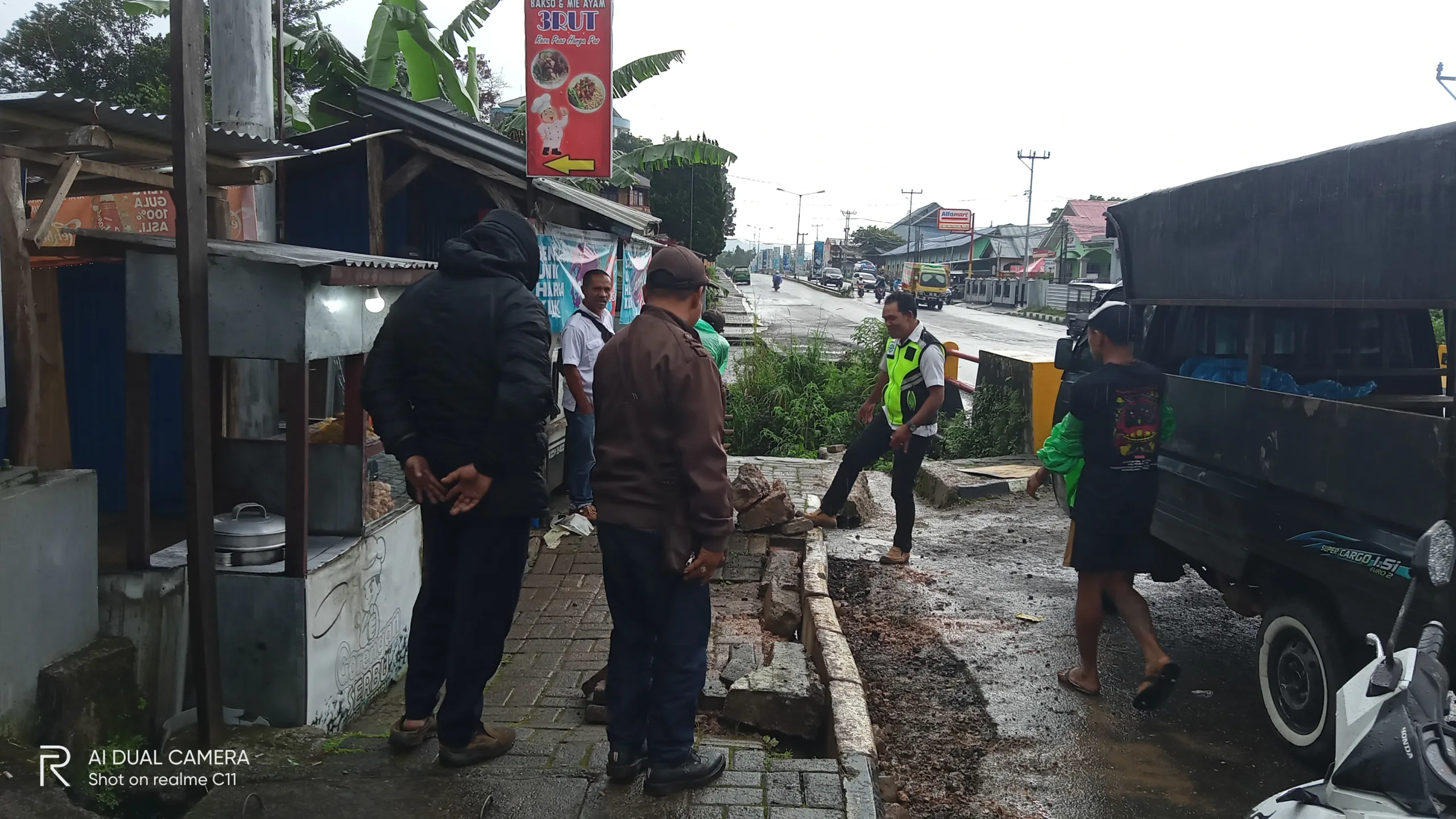 Respon Cepat, PPK 3.3 Jalan Nasional Manggarai NTT Langsung Eksekusi Keluhan Warga