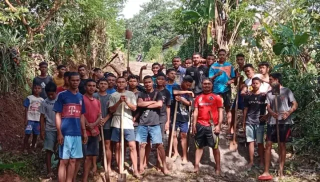 Prihatin Kondisi Jalan Yang Rusak,Kaum Muda Mawe Desa Golo Lajang Barat, Manggarai Barat NTT Gelar Bakti Sosial