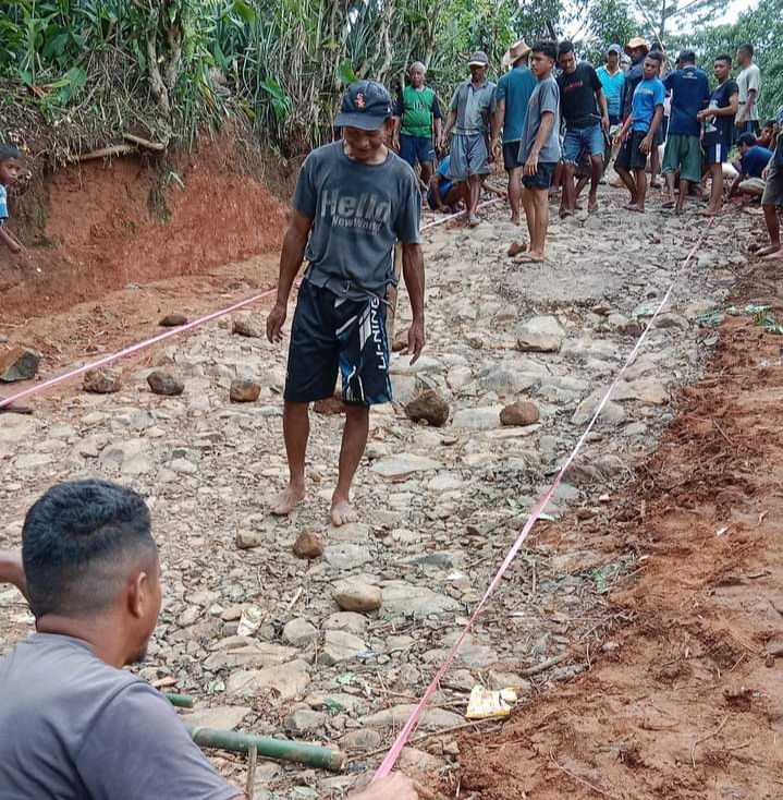 Prihatin Kondisi Jalan Yang Rusak,Kaum Muda Mawe Desa Golo Lajang Barat, Manggarai Barat NTT Gelar Bakti Sosial