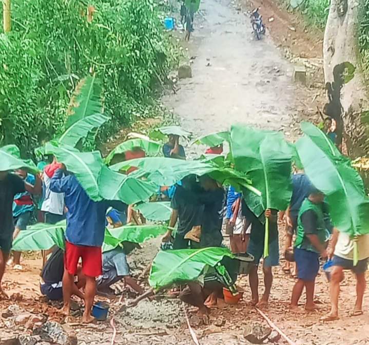 Prihatin Kondisi Jalan Yang Rusak,Kaum Muda Mawe Desa Golo Lajang Barat, Manggarai Barat NTT Gelar Bakti Sosial