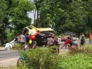 Gagal Mendahului, Truk Muatan Pupuk Terguling di Magetan