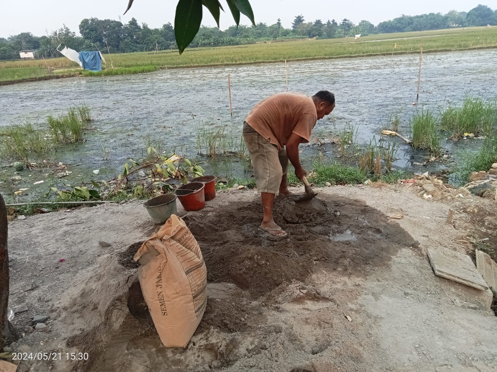 Diduga Pakai Bahan Material Bekas, Proyek Pembangunan Turap Saluran Air Batu Kali di Perumahan Citra Pasundan Curug, Menuai Sorotan DPD LSM LipanHam