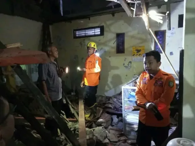 Rumah Ambruk Timpa Dua Janda Lanjut Usia di Kota Madiun