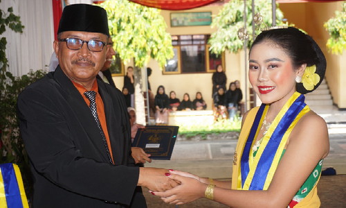 Wisuda Purnawiyata Kelas IX di SMPN 4 Purworejo Ditandai Dengan Pengalungan Samir dan Acara Sungkeman