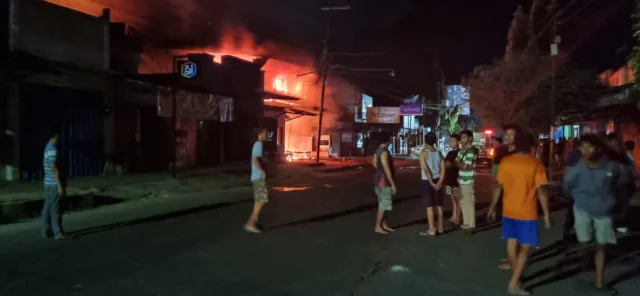 Diduga Korsleting, Toko Oli di Magetan Amblas Jadi Amukan Si Jago Merah