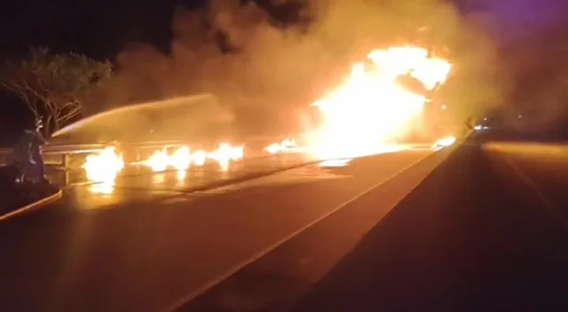 Truk Tangki Pertamina Terbakar Dekat Exit Tol Ngawi