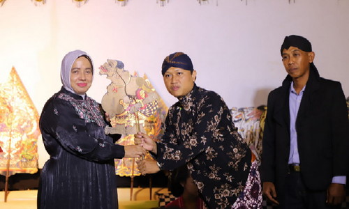 Usai Beri Santunan Anak Yatim di Ponpes Hidayatul Qur’an, Bupati Hadiri Merti Desa Kalimiru