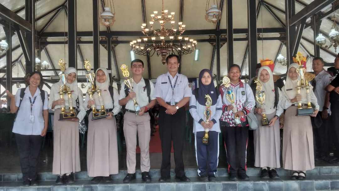 Bupati Buka Kegiatan Berliterasi Serta Serahkan Piala Kepada Juara OSN dan O2SN