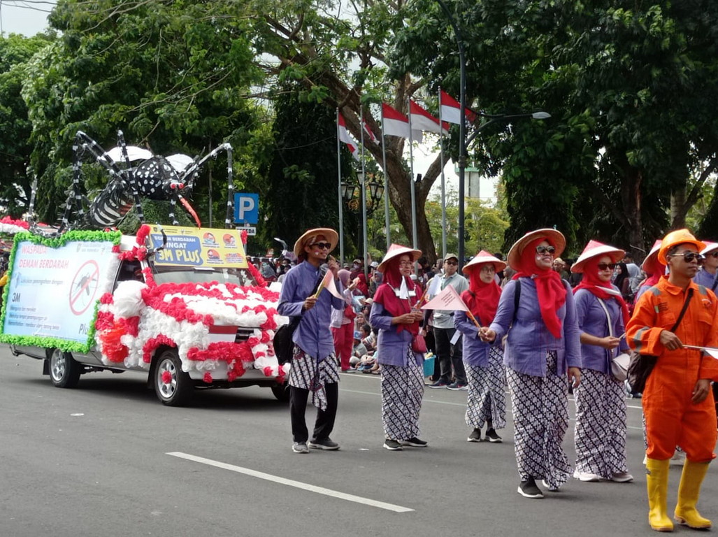 Karnaval, Dinas Kesehatan Purworejo Menampilkan Mobil Nyamuk DBD dan Stunting