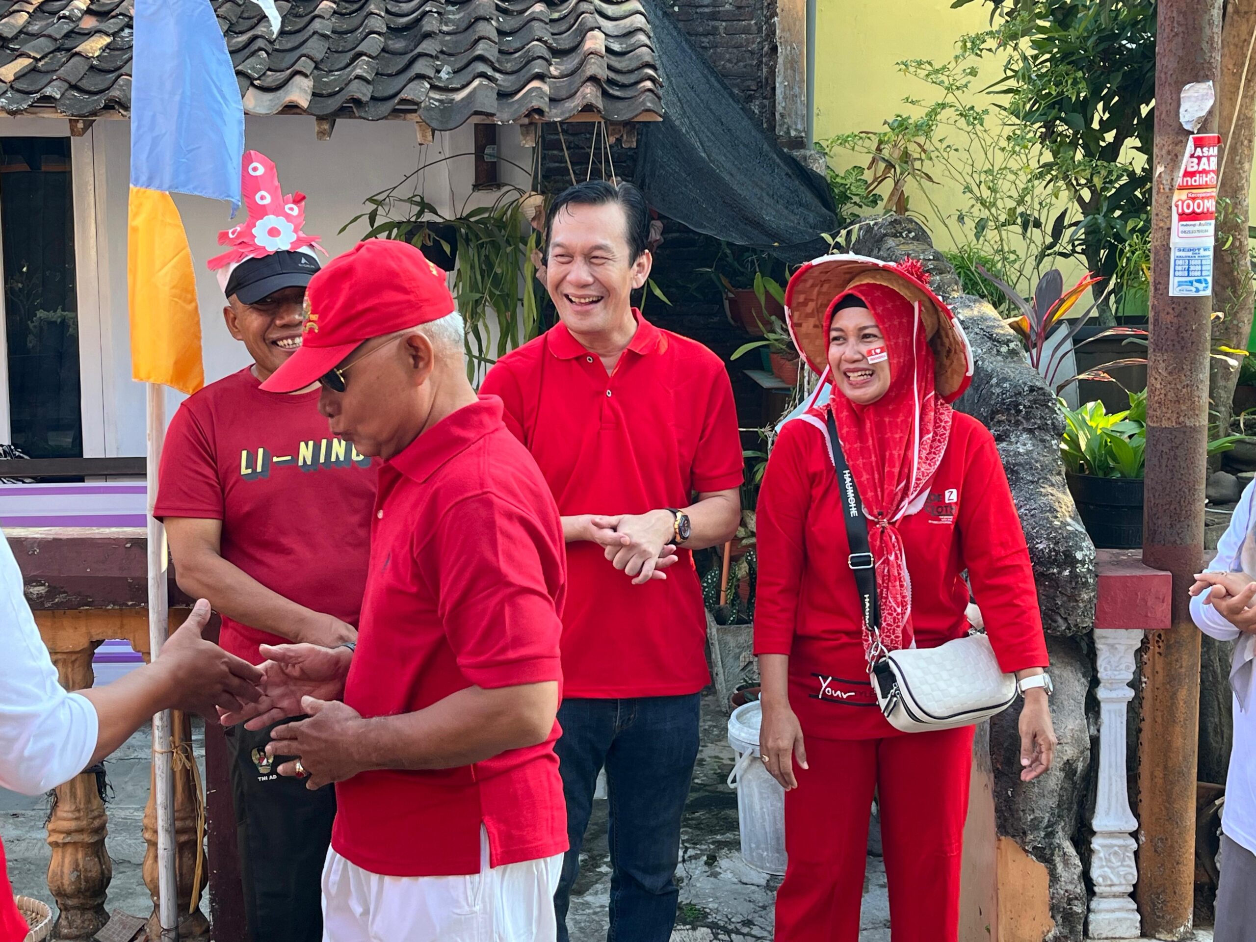 Yophi Prabowo Melepas Jalan Sehat  Warga RW 17 Plaosan Dalam Rangka Meriahkan HUT RI ke-79